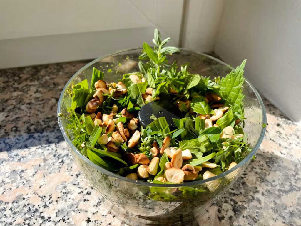 Wildkräuter mit Cashews