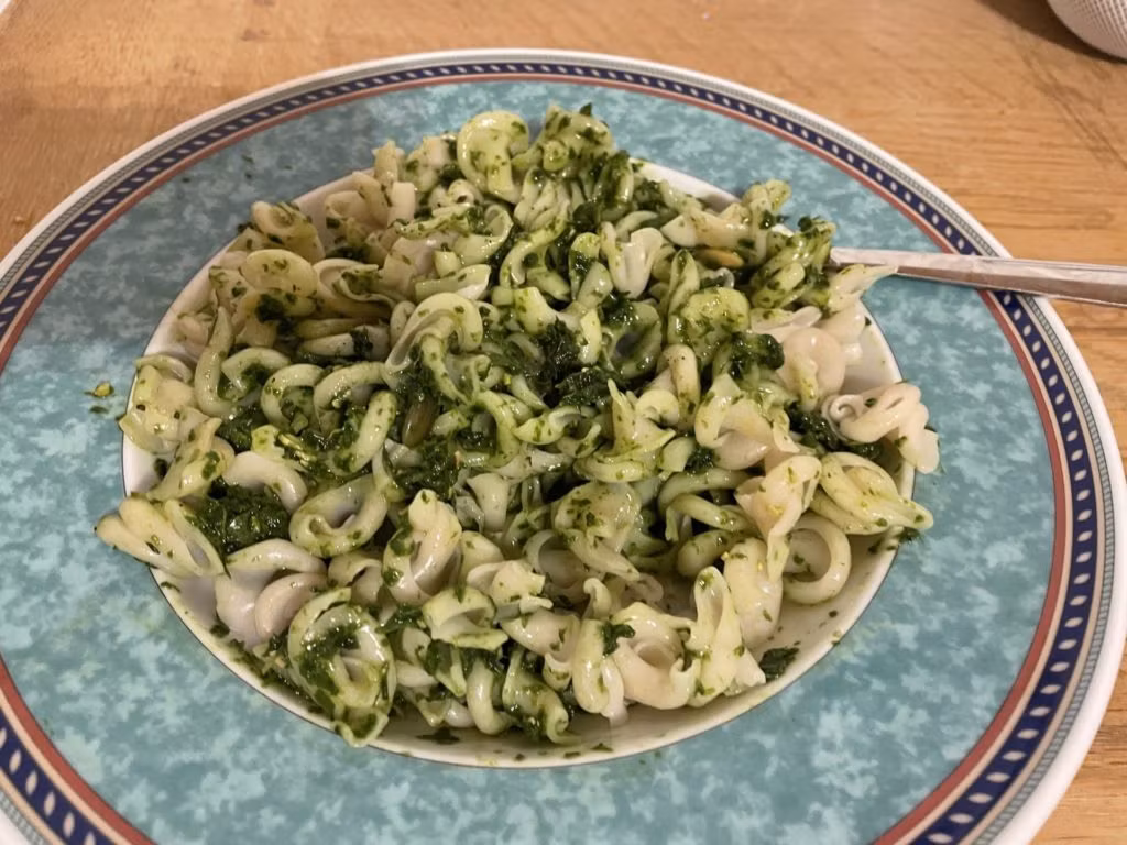 Teller mit Nudeln und Wildkräuterpesto