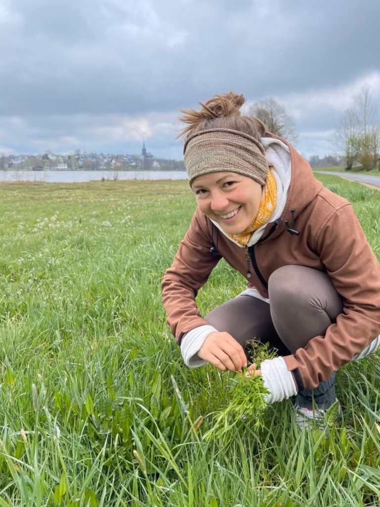 Nathalie beim Wildkräuter sammeln am See