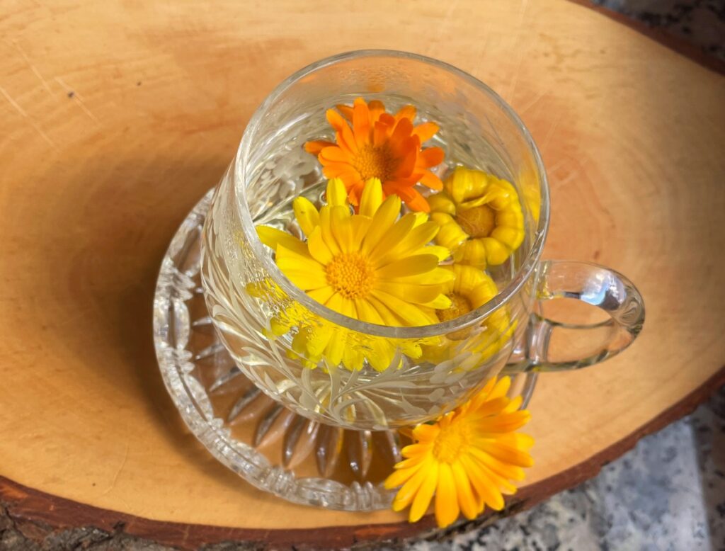 Ringelblumen Blüten als Tee zubereitet